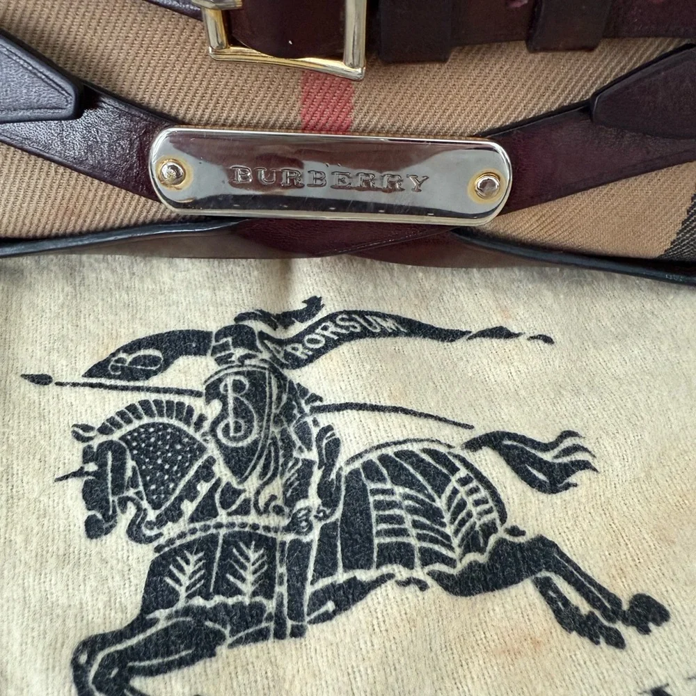 BURBERRY
House Check Bridle Calfskin Mini Parmoor Clutch Bag Dark Burgandy - Picture 5 of 12